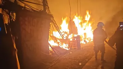 Kebakaran Tangerang Hanguskan Lapak Limbah di Jatiuwung, Api Sulit Dipadamkan