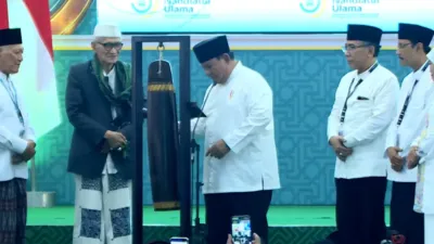 Prabowo Tutup Muktamar NU dengan Aksi Pemukulan Kentongan