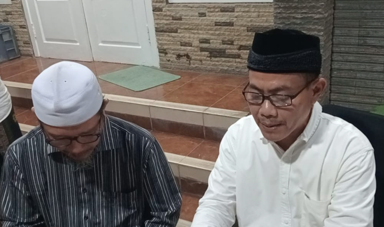 Juru bicara forum Mustasyar NU di Ponpes Tebu Ireng, Jombang, HM. Abdul Muid (kemeja putih) menyampaikan hasil pertemuan forum, Sabtu malam 96/12/2025).