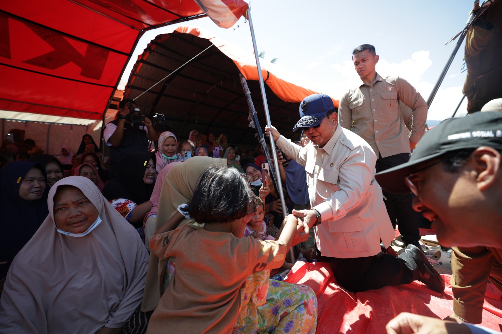 Presiden Prabowo ketika meninjau lokasi banjir di Tapanuli Tengah. (BPMI Setpres)