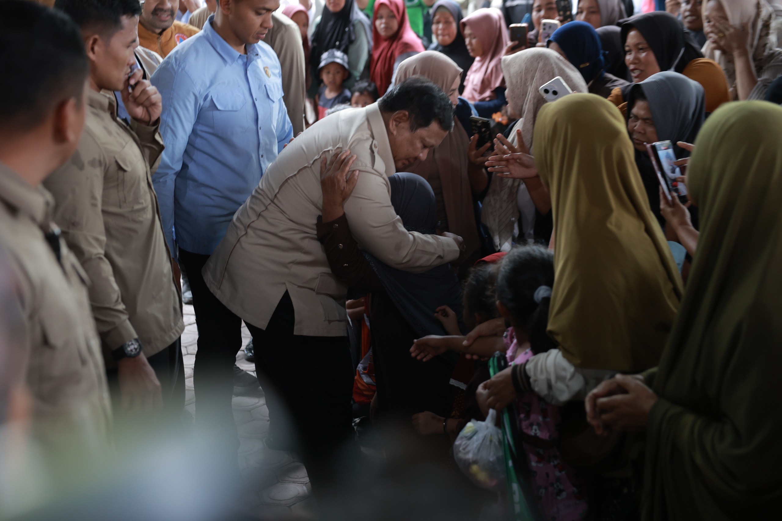 Presiden Prabowo Subianto mengunjungi korban banjir di Takengon, Aceh, Sabtu (13/12). (BPMI Setpres)