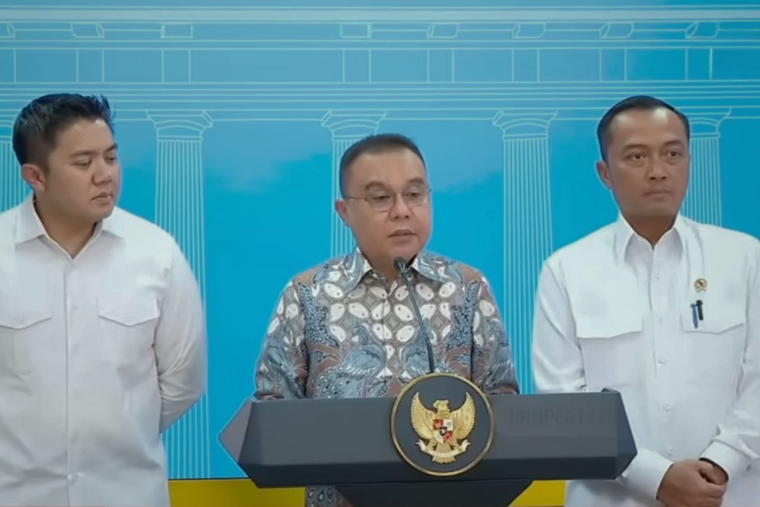 Wakil Ketua DPR RI Sufmi Dasco Ahmad didampingi Sekretaris Kabinet Tedy Indra Wijaya dan Mensesneg Prasetyo Hadi mengumumkan rehabilitasi untuk tiga mantan direksi PT ASDP dari Presiden Prabowo, Selasa (25/11/2025). (FGP)