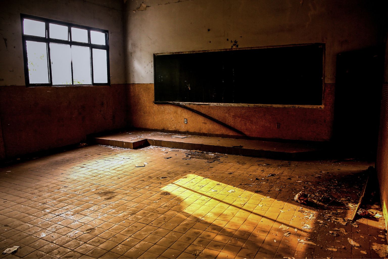 Ilustrasi sekolah rusak. Pemerintah mempermudah pengajuan perbaikan mulai 2026, menggunakan sistem daring. – Dok. FGP