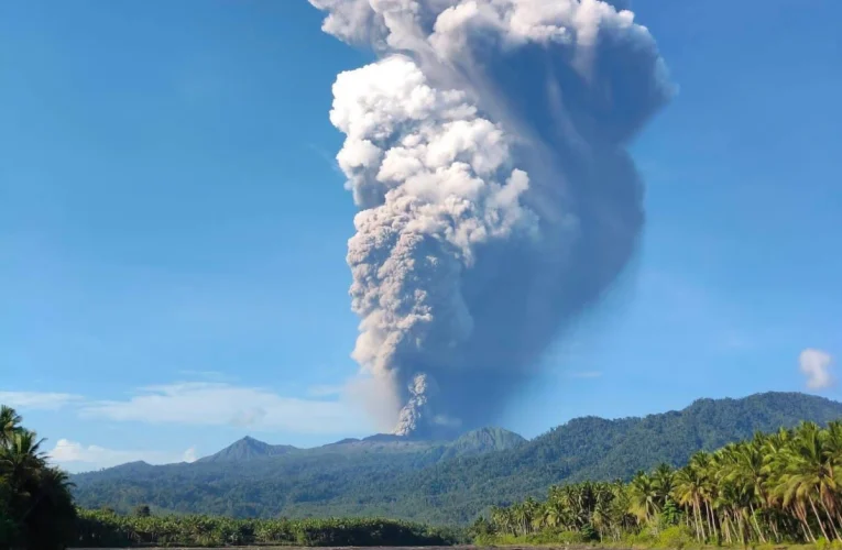 Gunung Dukono Halmahera Utara