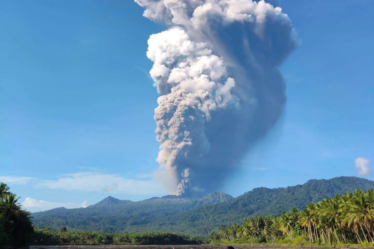 Gunung Dukono Halmahera Utara