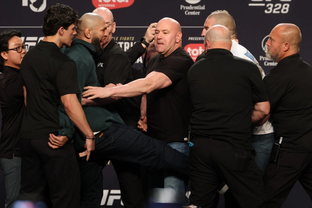 Khamzat Chimaev vs Sean Strickland saat first face-off UFC 328