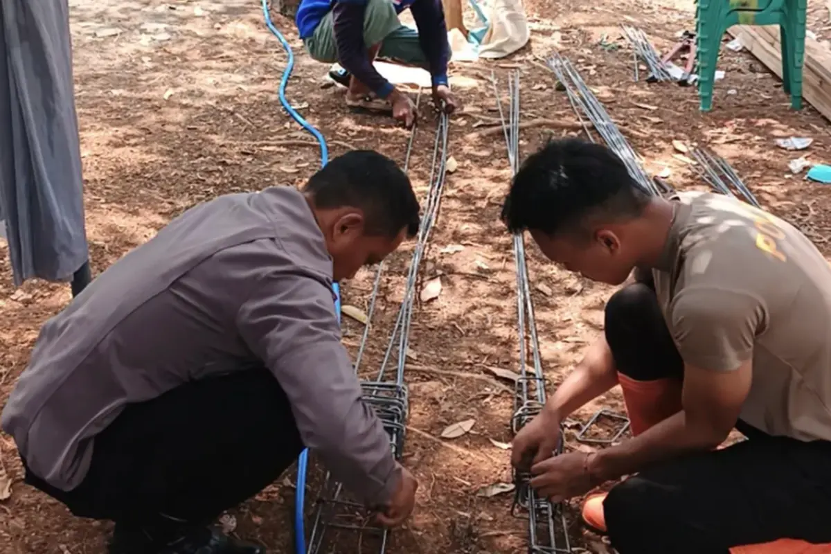 Brimob Pekalongan bantu bangun rumah gratis untuk keluarga Kusmono di Karanganyar, dan anak sulungnya putus sekolah sejak kelas 4 SD.